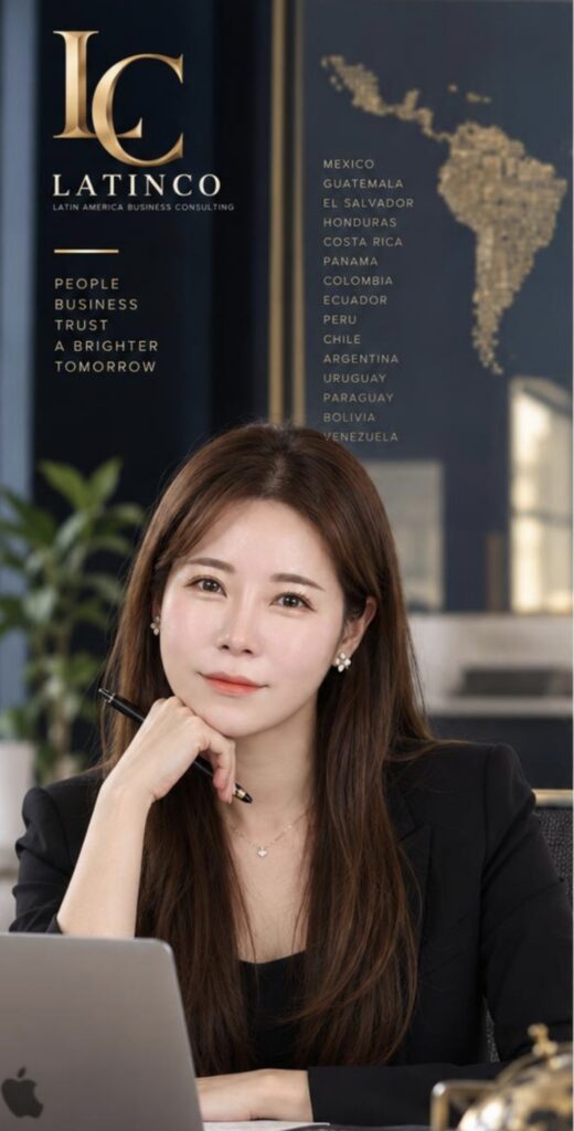 LatinCo 브랜드와 중남미 지도 앞에 앉아 있는 조희정(Sabrina Cho) 컨설턴트